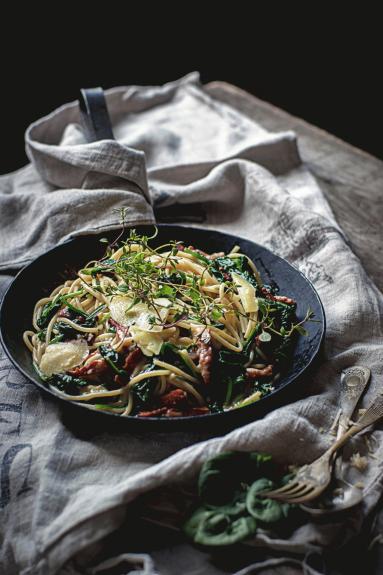 Czosnkowe spaghetti ze szpinakiem boczkiem, parmezanem i ziołami 