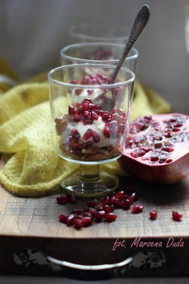 Deser z mascarpone, czekoladą i granatem