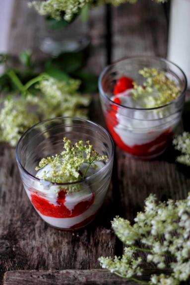 Domowy jogurt aromatyzowany kwiatami czarnego bzu z truskawkową granitą