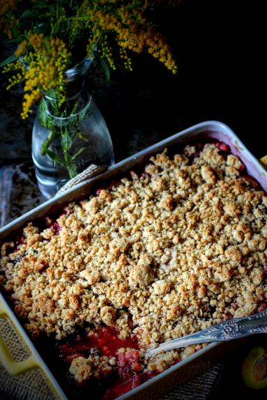 Doskonały, śliwkowy crumble z sosem angielskim