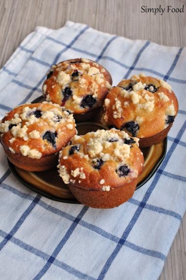 Drożdżowe muffinki z owocami i kruszonką