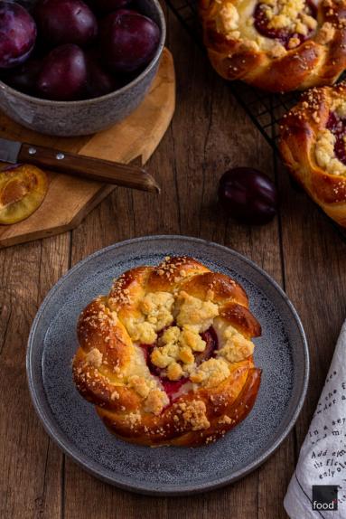 Drożdżówki ze śliwkami, mascarpone i kruszonką