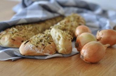 Drożdżowy chlebek z przypieczoną cebulką