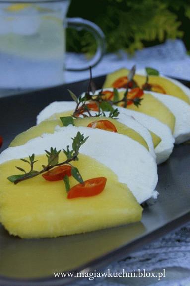 Egzotyczna sałatka z mango i mozzarellą