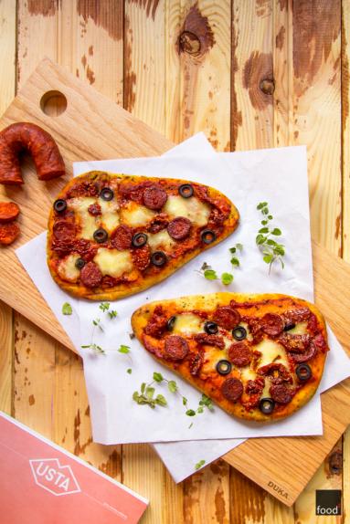 Ekspresowa pizza z chlebków naan z mozzarellą i chorizo