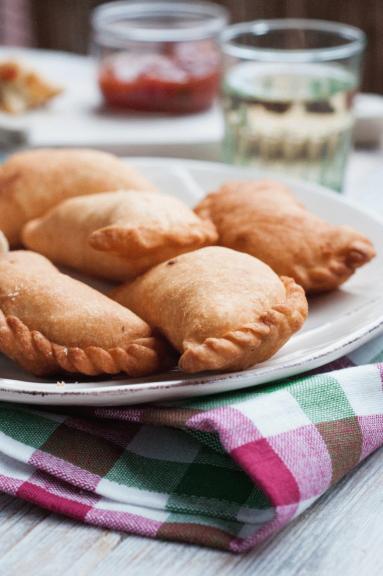 Empanadas z białym winem i warzywnym nadzieniem