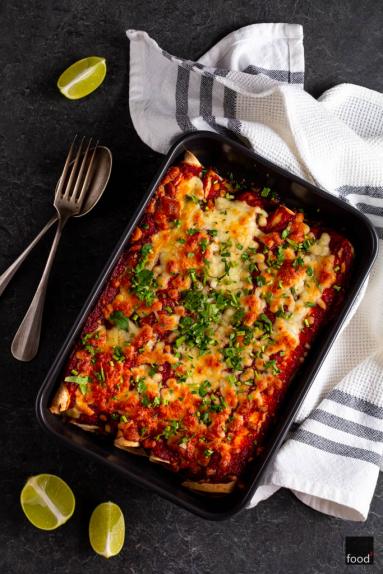 Enchiladas rojas z szarpaną wieprzowiną i chipotle