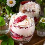 Eton mess z pieczonym rabarbarem