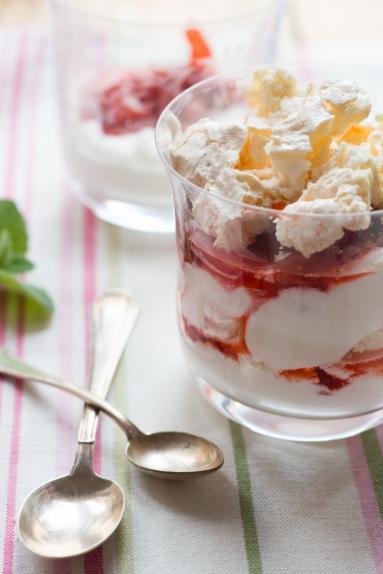 „Eton mess” z pieczonymi truskawkami i rabarbarem