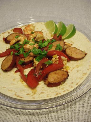 Fajitas z krewetkami i kiełbasą