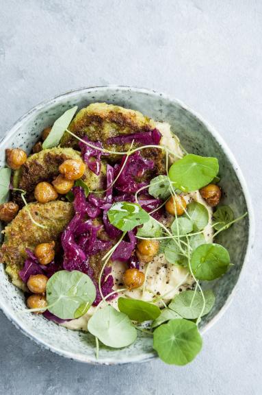 Falafel z zielonym groszkiem i kiszoną cytryną.