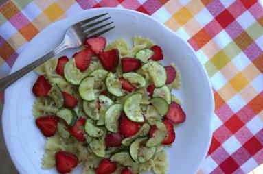 Farfalle z truskawkami cukinią i pesto