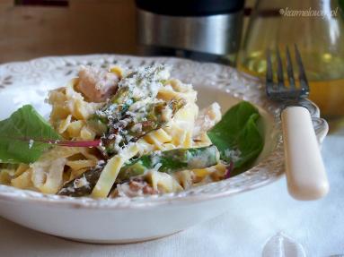 Fettuccine Alfredo z kurczakiem i szparagami