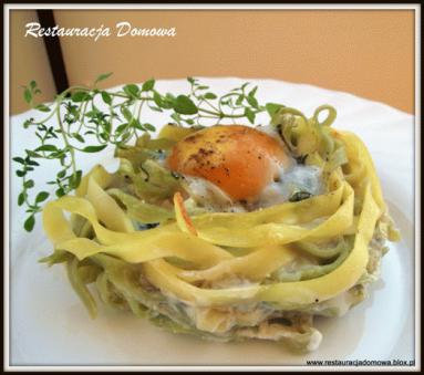 Fettuccine paglia e fieno z winnym porem i kurkami