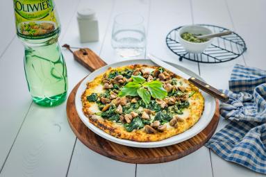 Fit pizza z kalafiora ze szpinakiem, pieczarkami i pesto