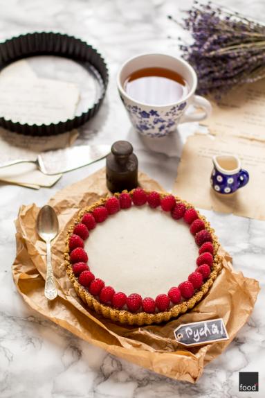 Fit tarta bez pieczenia z musem malinowym i białą czekoladą z kokosa