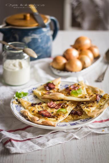 Flammkuchen – niemiecki placek chlebowy z cebulą i boczkiem