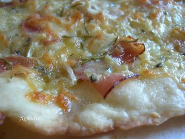 Flammkuchen z szynką  szwarcwaldzką, serem pleśniowym i mozzarellą