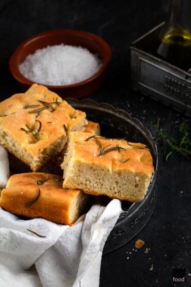 Focaccia na zaczynie poolish z rozmarynem