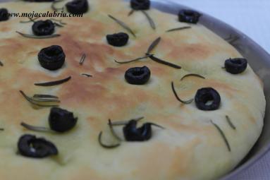 Focaccia - rozmaryn i oliwki