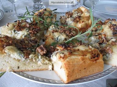 Focaccia z cebulą, gorgonzolą i orzechami 