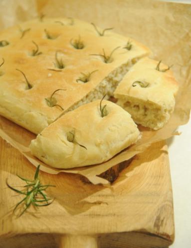 Focaccia z czosnkiem i rozmarynem