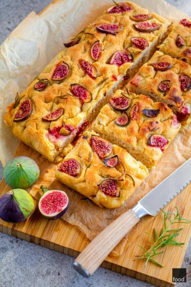 Focaccia z figami i rozmarynem na zaczynie poolish