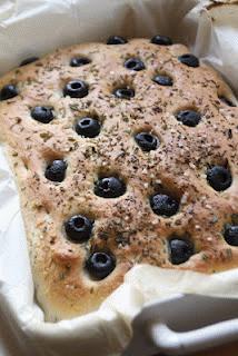 Focaccia z oliwkami i rozmarynem