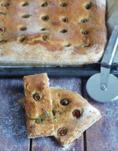 Focaccia z oliwkami na zakwasie