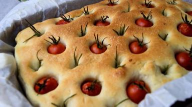 Focaccia z pomidorkami koktajlowymi i rozmarynem