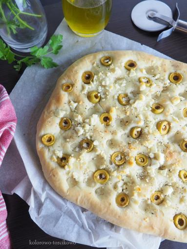 Focaccia z serem feta i oliwkami