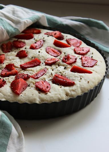 Focaccia z truskawkami i fetą