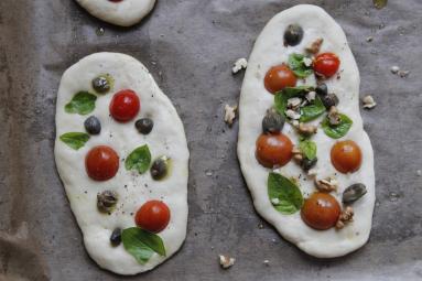 Foccacia z kaparami i pomidorkami