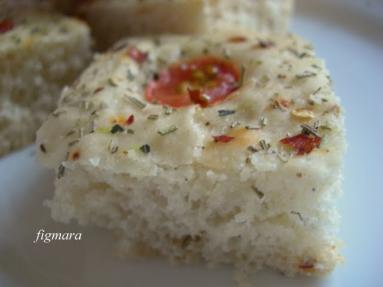 Focaccia z pomidorkami koktajlowymi