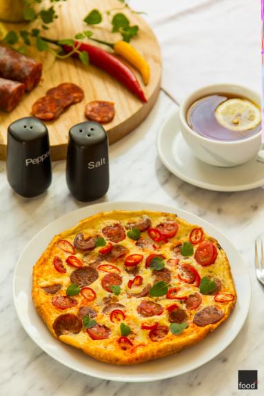 Frittata z chorizo, pomidorkami koktajlowymi i papryczką chili