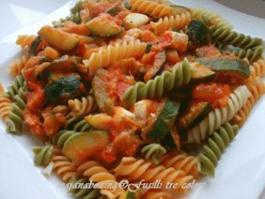 Fusilli tre colori con zucchine e pomodori 