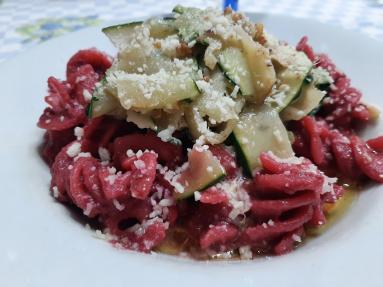 Fusilli z buraczanym pesto i duszona cukinia