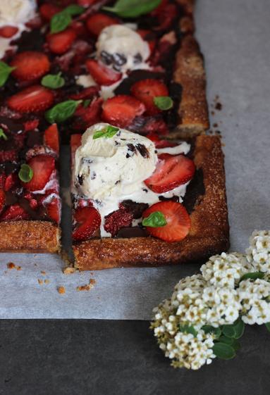 Galette z czekoladą i truskawkami