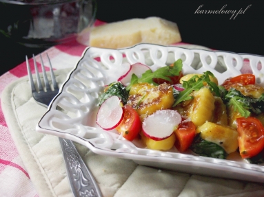 Gnocchi w kremowym sosie ze szpinakiem i orzechami piniowymi