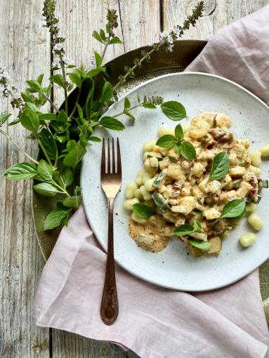 Gnocchi w sosie śmietanowym z cukinią i suszonymi pomidorami