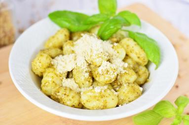 Gnocchi w sosie śmietanowym z pesto i parmezanem