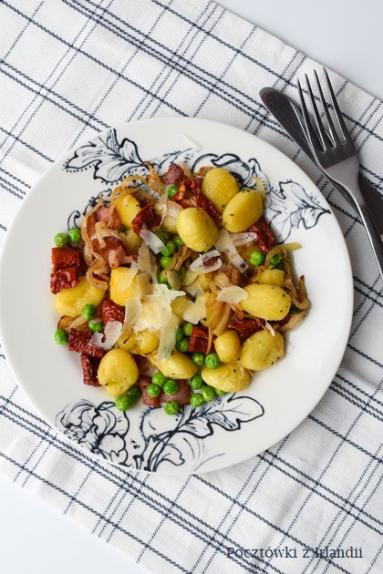 Gnocchi z boczkiem, groszkiem i suszonymi pomidorkami 