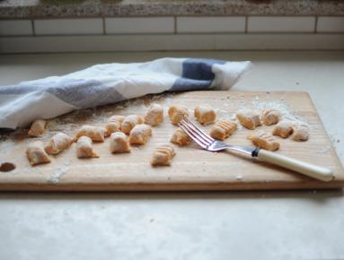 Gnocchi z serem pleśniowym i karmelizowanym porem