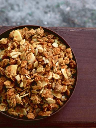 Granola kokosowo-migdałowa z białą czekoladą