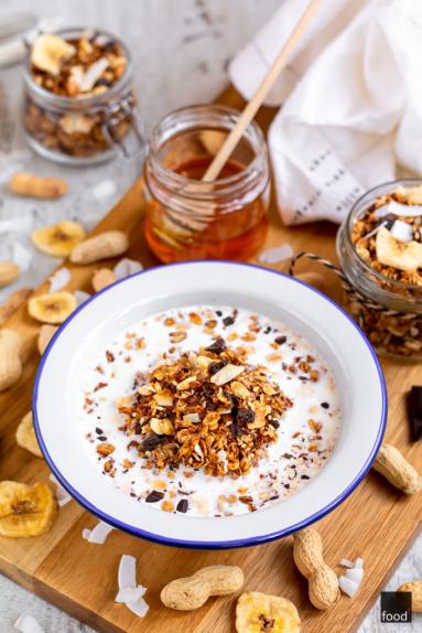 Granola z masłem orzechowym i chipsami bananowymi