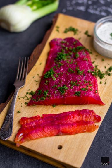 Gravlax - łosoś peklowany w soli morskiej z buraczkami, fenkułem i koperkiem