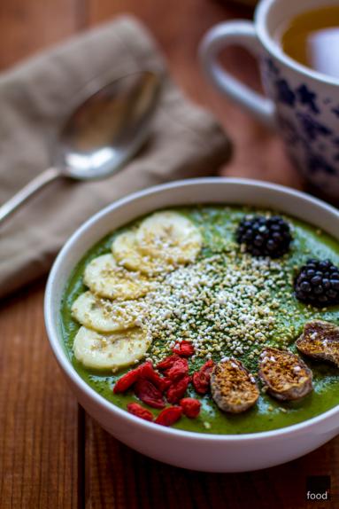 Green smoothie bowl z młodym jęczmieniem