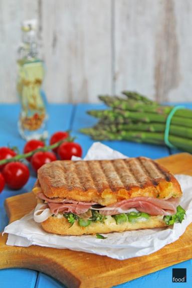 Grillowana ciabatta ze szparagami, camembertem i szynką parmeńską