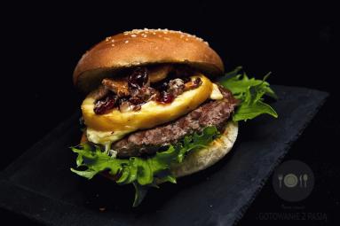 Grillowany burger wołowy z grillowanym oscypkiem oraz smażonymi kurkami  z żurawiną