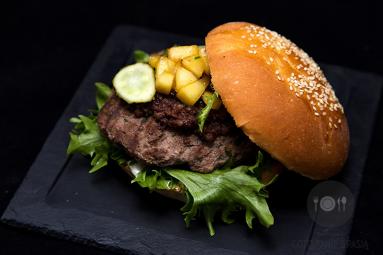 Grillowany burger wołowy z kaszanką oraz smażonymi jabłkami w miodzie  gryczanym i z małosolnym ogórkiem